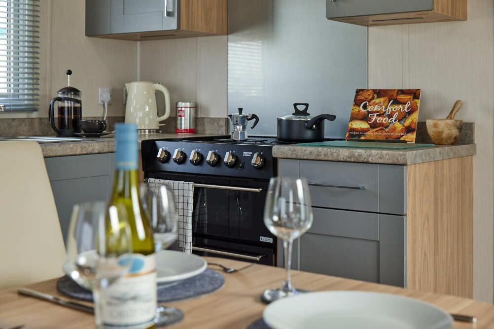Nirvana Coastal Retreat Holiday Home Cayton Exterior foto